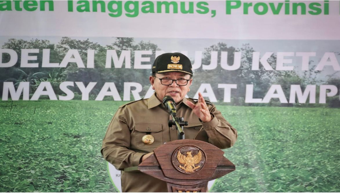 Ketua Umum Partai Golkar Airlangga Hartarto memuji keberhasilan Gubernur Arinal Djunaidi yang mendapatkan alokasi anggaran Rp800 miliar untuk perbaikan jalan di Lampung.